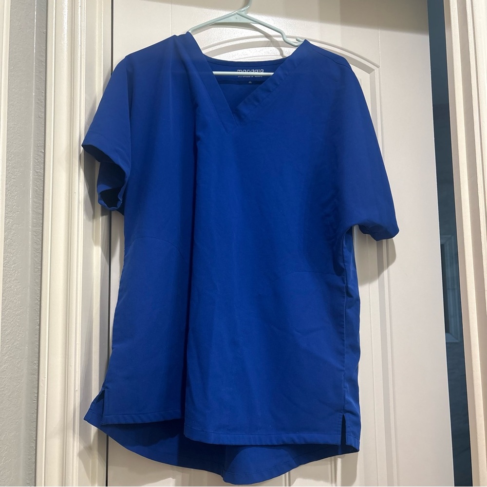Mandala women’s Galaxy Blue Short Sleeve Scrub top size XL